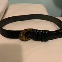 Cintura nera con fibia dorata