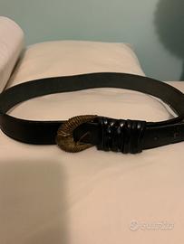 Cintura nera con fibia dorata