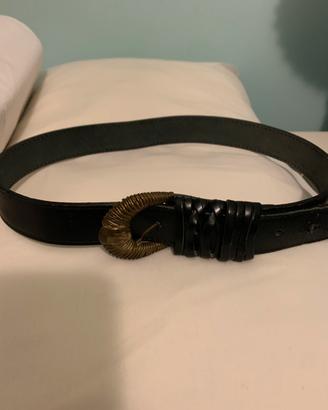 Cintura nera con fibia dorata