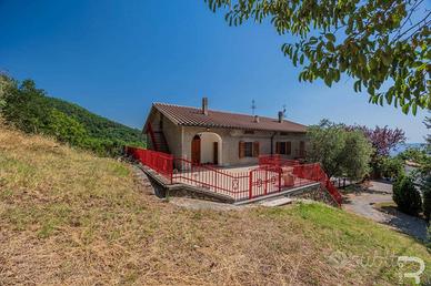 Casa bifamiliare in posizione tranquilla