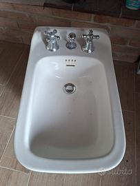 Bidet e rubinetti doppi per lavabo