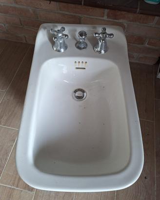 Bidet e rubinetti doppi per lavabo