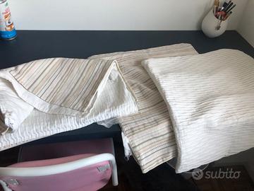 Cuscini quadrati con federe a costine rosa/bianche