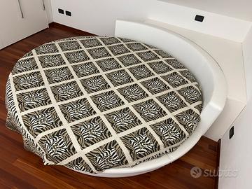 Letto tondo pari al nuovo – design moderno