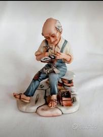 Statuetta Capodimonte: Ciabattino al lavoro