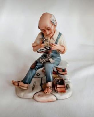 Statuetta Capodimonte: Ciabattino al lavoro