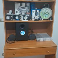 Scrivania a 3 ripiani in perfette condizioni.