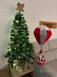Albero di natale con le decorazioni