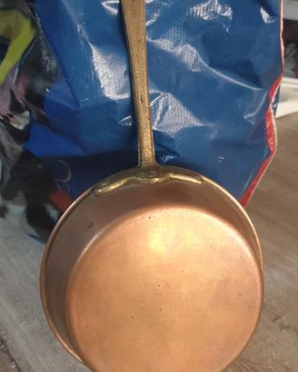 pentola vintage in rame con manico in ottone