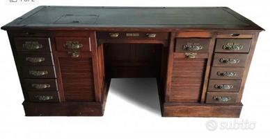 Scrivania in larice piano in pelle e cassaforte