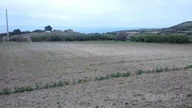 Terreno con utenze e splendida vista mare