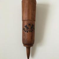 Antico vaso in legno da appendere (Porta cote)