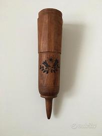 Antico vaso in legno da appendere (Porta cote)