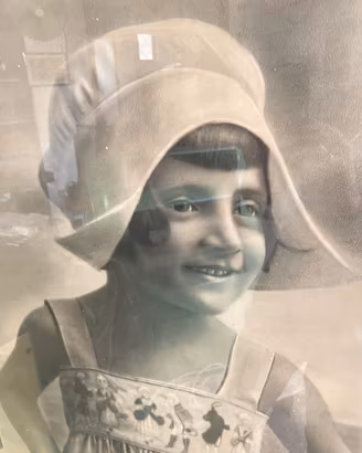 fotografia anni 30 di bimba al mare di mancigotti