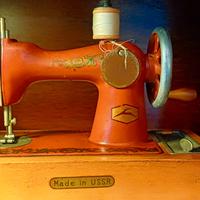 Originale macchina da cucire giocattolo sovietica 