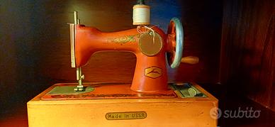 Originale macchina da cucire giocattolo sovietica 