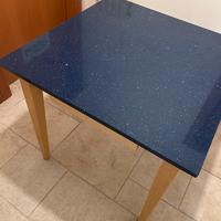 Tavolo con finitura blu sberluccicosa