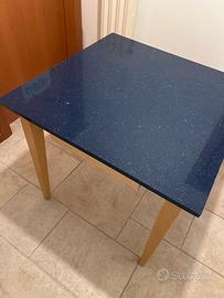 Tavolo con finitura blu sberluccicosa