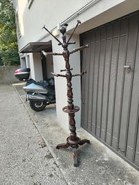 Vecchio attaccapanni a stelo in legno