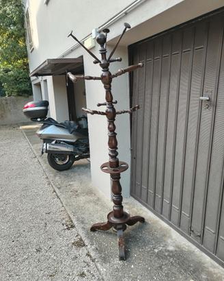 Vecchio attaccapanni a stelo in legno