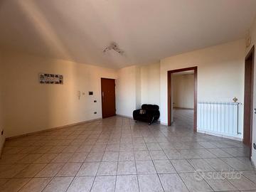 Appartamento 100 mq con box auto - vitulazio