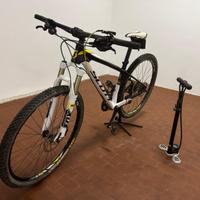 Mtb marca Scott modello Scale 900 In carbonio