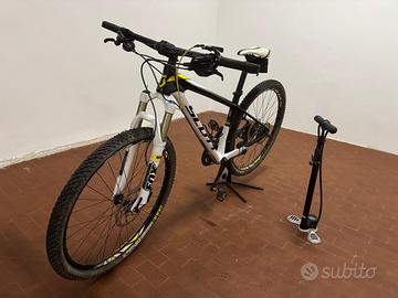 Mtb marca Scott modello Scale 900 In carbonio