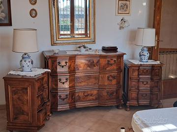 cassettone e due comodini in radica di noce 