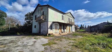 CASA SEMINDIPENDENTE A FROSINONE