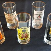 bicchieri con etichette marchio whisky vari