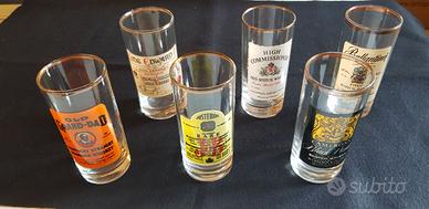 bicchieri con etichette marchio whisky vari