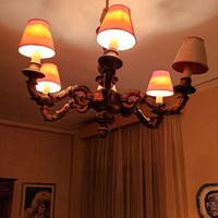 lampadario antico in legno