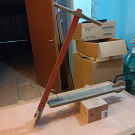 vecchio monopattino in legno anni 60 
