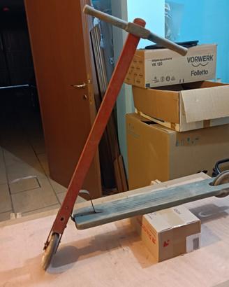 vecchio monopattino in legno anni 60 