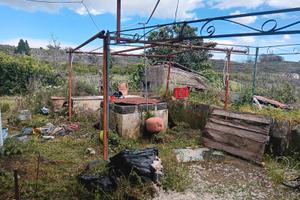 Acireale casa di paese con terreno