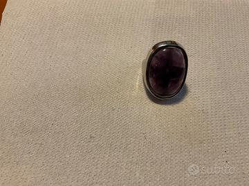 Anello con pietra viola