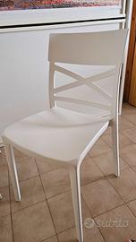Sedie bianche in plastica per tavolo