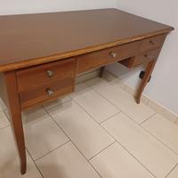 Scrivania in legno color noce