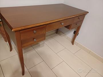 Scrivania in legno color noce