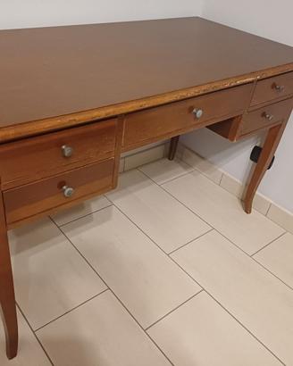 Scrivania in legno color noce
