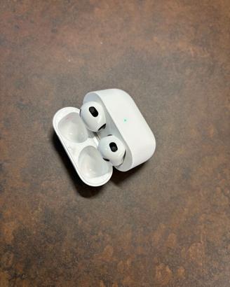 Apple AirPods bianchi custodia difettosi