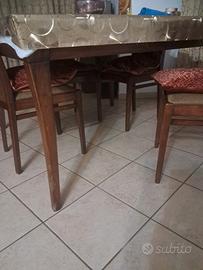 vetrina in Noce con tavolo e 4 sedie