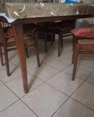 vetrina in Noce con tavolo e 4 sedie
