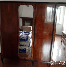 Armadio e cassettone con specchiera