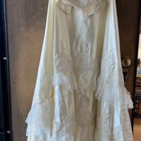 Abito da sposa sartoriale romantico con pizzo