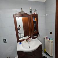 parete attrezzata e vetrina bagno