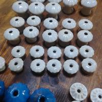 Pomelli in ceramica ,di colori e misure differenti