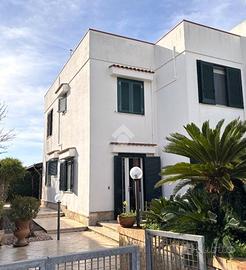 VILLA A SCHIERA A CAROVIGNO