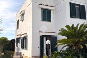 VILLA A SCHIERA A CAROVIGNO