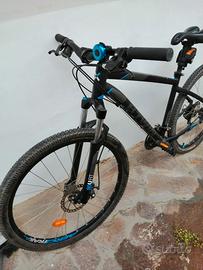 Bicicletta mountain bike